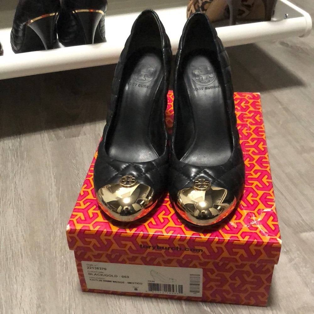 Tory Burch 'Kaitlin' wedge heels black / gold
